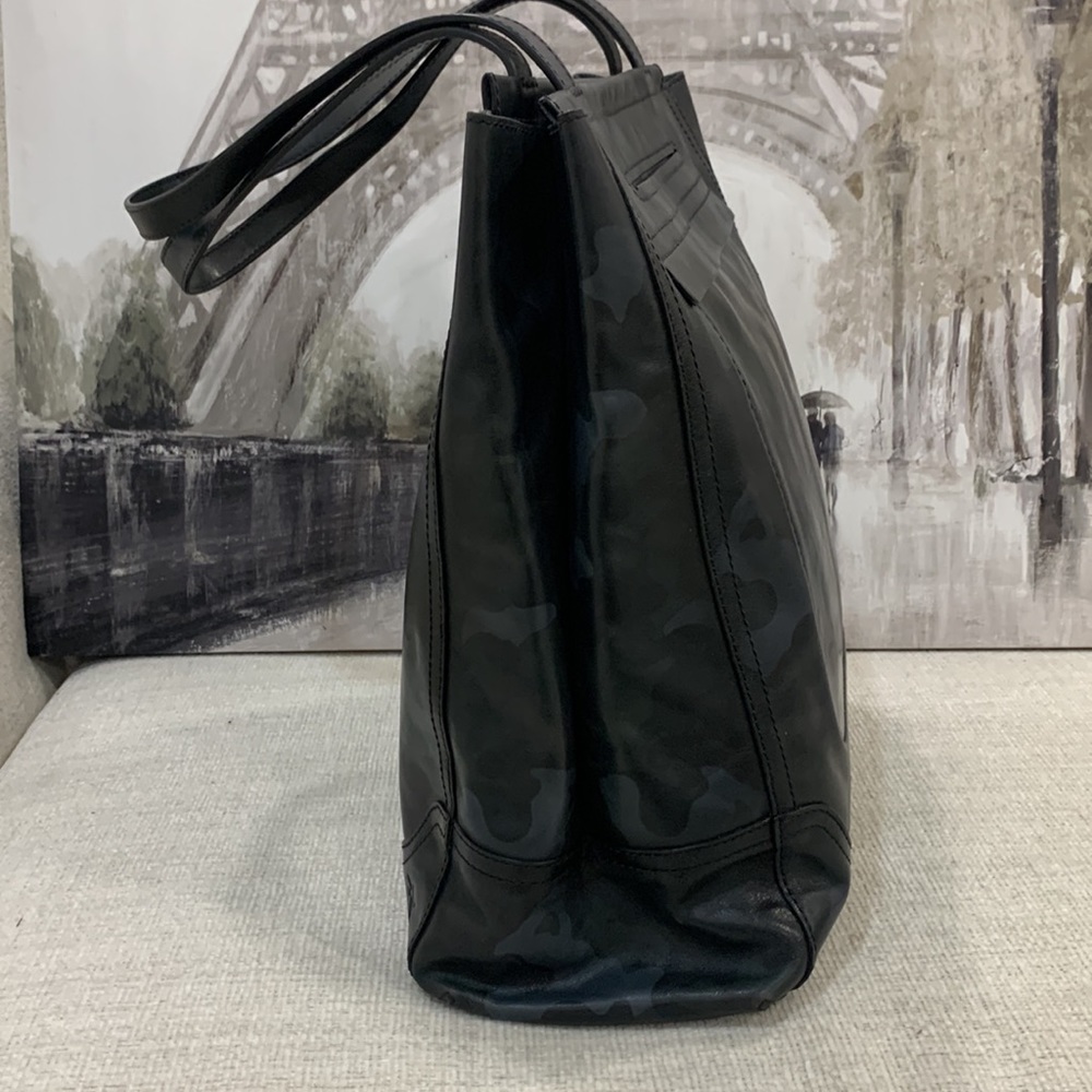 Frye Charlie Simple Tote Navy Camo Leather MSRP $398 -OCEAN CAMO- - Picture 6 of 16